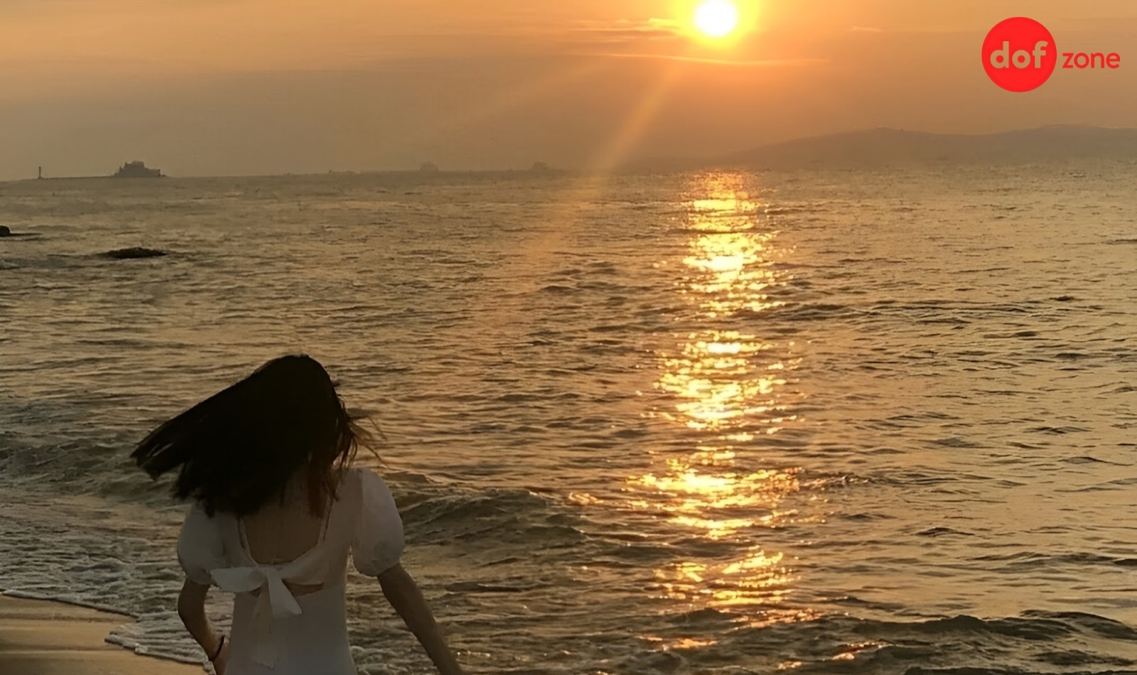 Huong-dan-cach-tao-dang-chup-anh-khi-di-bien-cuc-xinh-va-quyen-ru-28.jpg